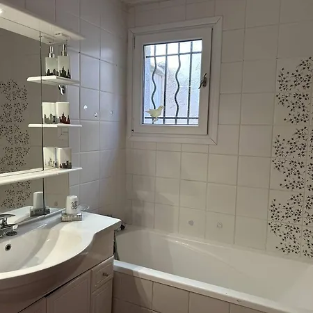 5 Pièces Avec Piscine Privée Près De La Au Lavandou - Fr-1-251-852 Hébergement de vacances *